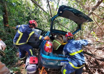 Motorista fica ferido após perder controle da direção e carro sair da PR-317, dizem bombeiros