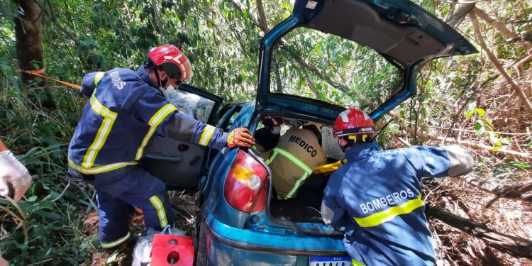 Motorista fica ferido após perder controle da direção e carro sair da PR-317, dizem bombeiros