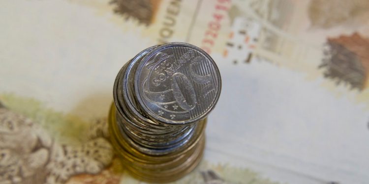 População branca tinha renda 73% maior que preta e parda em 2020, diz IBGE