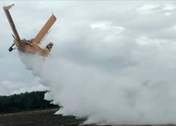 Avião agrícola cai em fazenda no Tocantins após asas quebrarem e piloto sobrevive
