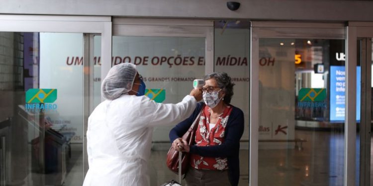 Intervalo da terceira dose será reduzido de cinco para quatro meses, anuncia Queiroga