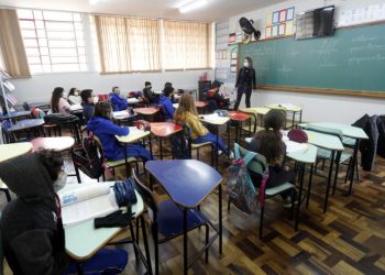 Governador sanciona novo plano de carreira de professores do Paraná