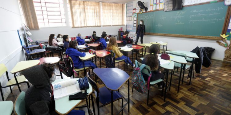 Governador sanciona novo plano de carreira de professores do Paraná