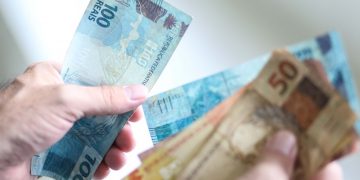 Salário mínimo passa a ser de R$ 1.212 a partir de amanhã