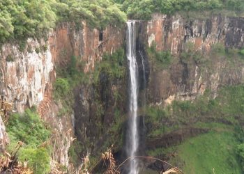 Bombeiros resgatam homem que se machucou após escorregar em pedra em trilha no Salto São Francisco