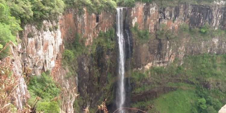 Bombeiros resgatam homem que se machucou após escorregar em pedra em trilha no Salto São Francisco