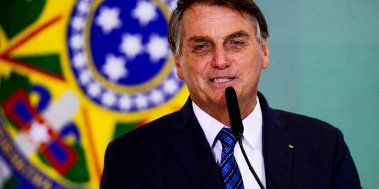Bolsonaro vai passar o Réveillon em praia há 178 km de Curitiba. Saiba onde