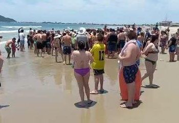 Bolsonaro causa aglomeração ao abraçar apoiadores em praia de SC