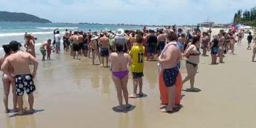 Bolsonaro causa aglomeração ao abraçar apoiadores em praia de SC