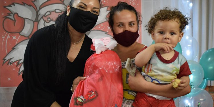 COM FAMÍLIAS DO PROGRAMA VIDA DIGNA, SEMADS ENCERRA AS COMEMORAÇÕES DE NATAL