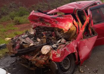 Casal e bebê de cinco meses morrem em batida entre carro e caminhão, em Sengés