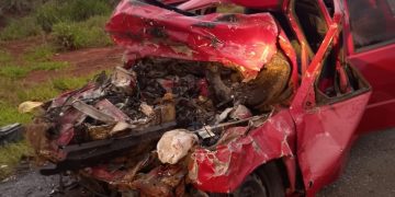 Casal e bebê de cinco meses morrem em batida entre carro e caminhão, em Sengés