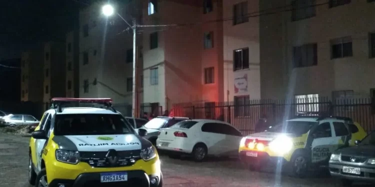 Três pessoas são executadas em condomínio da RMC e mulher pula de janela para se salvar