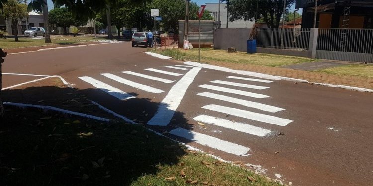 Pintura de faixas de pedestre chama a atenção no Paraná: ‘Verdadeira faixa zebrada’, brinca internauta