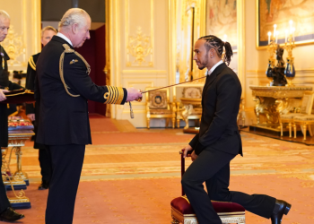 Lewis Hamilton é nomeado cavaleiro no Reino Unido e ganha título de “Sir”
