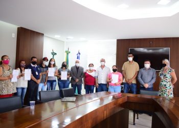 FAMÍLIAS RECEBEM TÍTULOS DE REGULARIZAÇÃO FUNDIÁRIA EM GUARAPUAVA