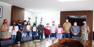 FAMÍLIAS RECEBEM TÍTULOS DE REGULARIZAÇÃO FUNDIÁRIA EM GUARAPUAVA
