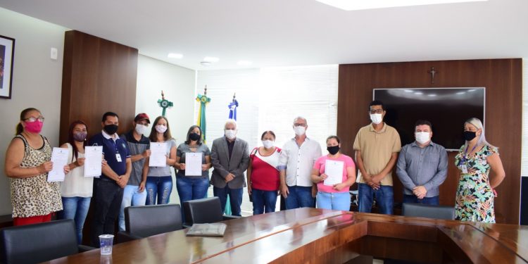 FAMÍLIAS RECEBEM TÍTULOS DE REGULARIZAÇÃO FUNDIÁRIA EM GUARAPUAVA