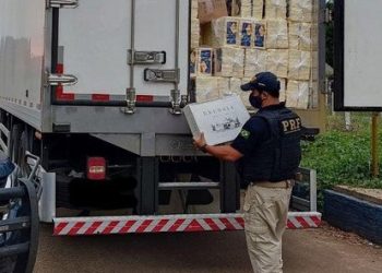 Tarde de queijo e vinhos: PRF apreende carga de contrabando no Sul do Paraná