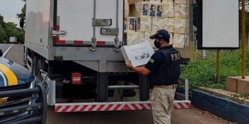 Tarde de queijo e vinhos: PRF apreende carga de contrabando no Sul do Paraná