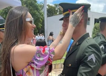 Atleta trans vai à cerimônia de formatura de namorado militar e recebe ameaças virtuais