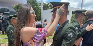 Atleta trans vai à cerimônia de formatura de namorado militar e recebe ameaças virtuais