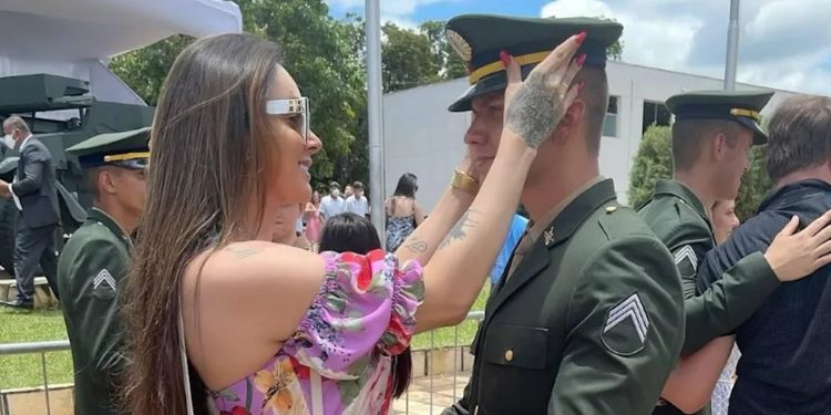 Atleta trans vai à cerimônia de formatura de namorado militar e recebe ameaças virtuais