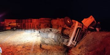 Motorista morre após perder controle da direção e carreta tombar na BR-277, diz PRF