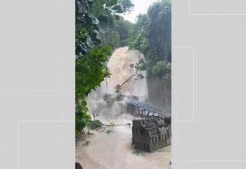 Ladeira que dá acesso as praias de destino turístico frequentado por artistas no sul da Bahia fica alagada