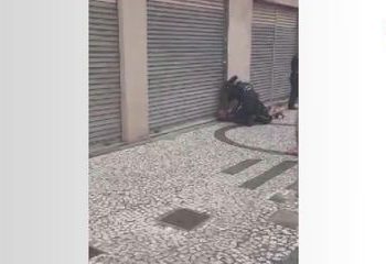 Guarda aponta arma para pessoas que contestavam violência em abordagem contra homem negro em Curitiba