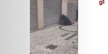 Guarda aponta arma para pessoas que contestavam violência em abordagem contra homem negro em Curitiba