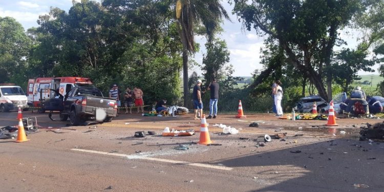 Carro bate ao tentar ultrapassar em local proibido da BR-369 e deixa uma pessoa morta e quatro feridas, diz PRF