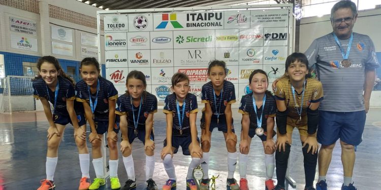 TIME SUB-11 FEMININO CONQUISTA O TERCEIRO LUGAR NO PARANAENSE DE FUTSAL