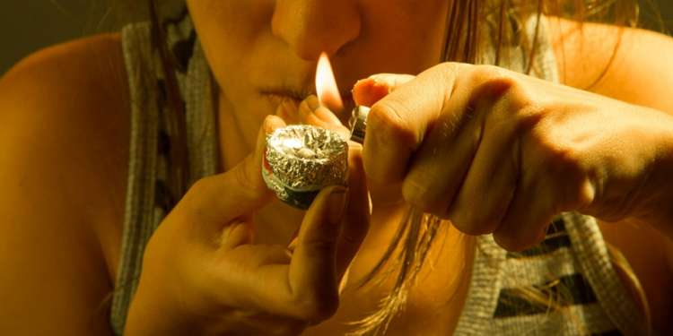 Mulher teria pegado fogo ao jogar álcool em braços após fumar crack na Zona Sul do Rio