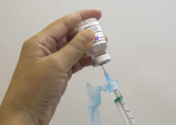 Terceira dose contra a covid pode ter efeitos colaterais. Saiba quais são
