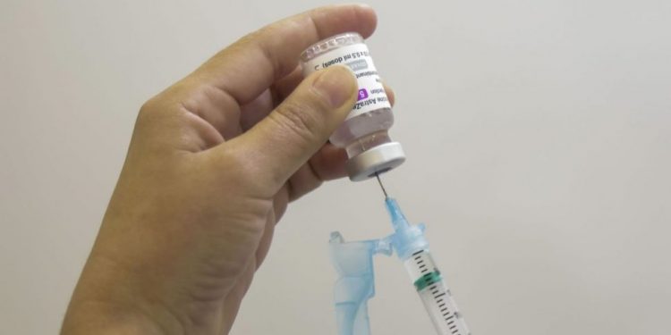 Terceira dose contra a covid pode ter efeitos colaterais. Saiba quais são