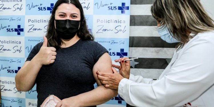 Covid: Maringá antecipa para 4 meses intervalo entre 2ª e 3ª doses da vacina