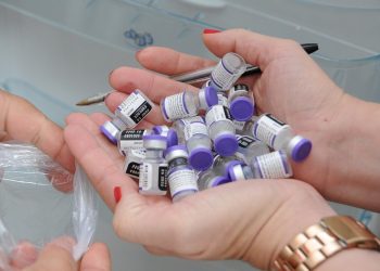 Covid: Prefeitura confirma descarte de 3 mil doses de Pfizer fora do prazo de congelamento em Ponta Grossa