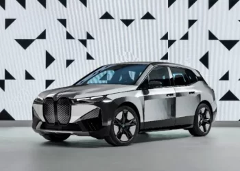 BMW lança carro que muda de cor