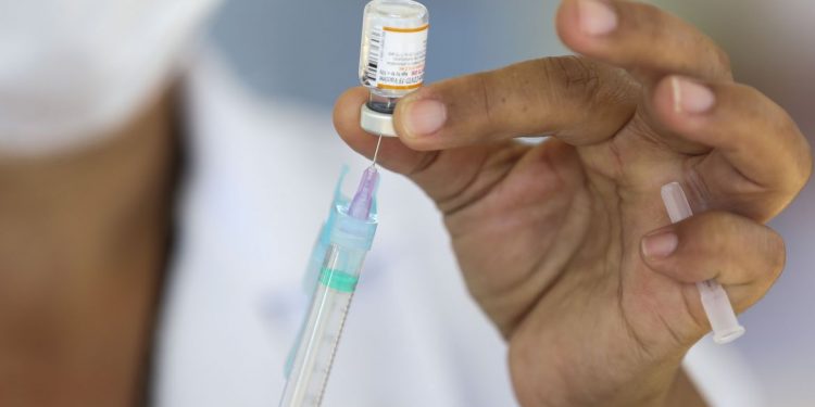 Em um ano de vacinação, quase 70% dos brasileiros já tomaram 2 doses