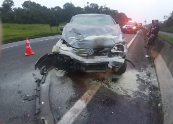 Sete pessoas ficam feridas em acidente entre carros e caminhão na rodovia Régis Bittencourt, SP