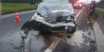 Sete pessoas ficam feridas em acidente entre carros e caminhão na rodovia Régis Bittencourt, SP