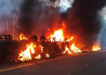 Dois caminhões bateram na noite de quinta-feira (20), em Nova Laranjeiras