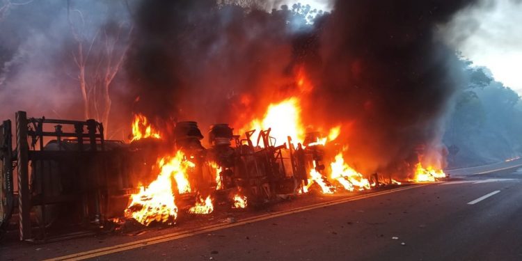 Dois caminhões bateram na noite de quinta-feira (20), em Nova Laranjeiras