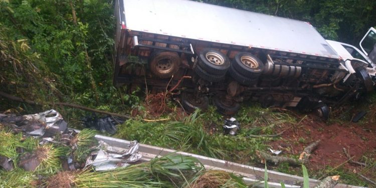 Homem morre em batida entre carro e caminhão na PR-092, em Wenceslau Braz