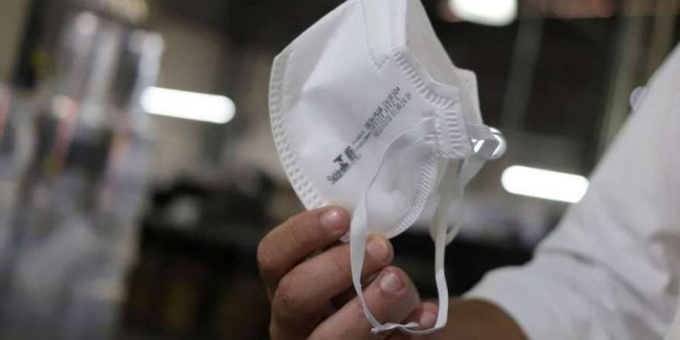 Homem é condenado por andar em público e sem máscara depois de contrair Covid