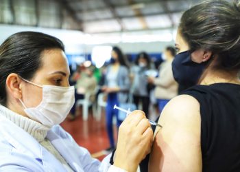 Vacinação contra a Covid-19: saiba qual é o intervalo correto entre as doses.