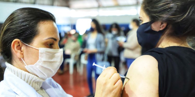 Vacinação contra a Covid-19: saiba qual é o intervalo correto entre as doses.