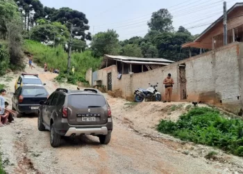Filho tenta buscar socorro para mãe baleada por “conhecido”, mas capota o carro e ela morre em casa