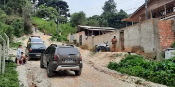 Filho tenta buscar socorro para mãe baleada por “conhecido”, mas capota o carro e ela morre em casa